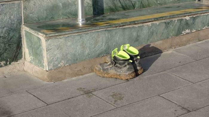 Çamurlu Ayakkabılarını Çıkarıp Bankaya Öyle Girdi