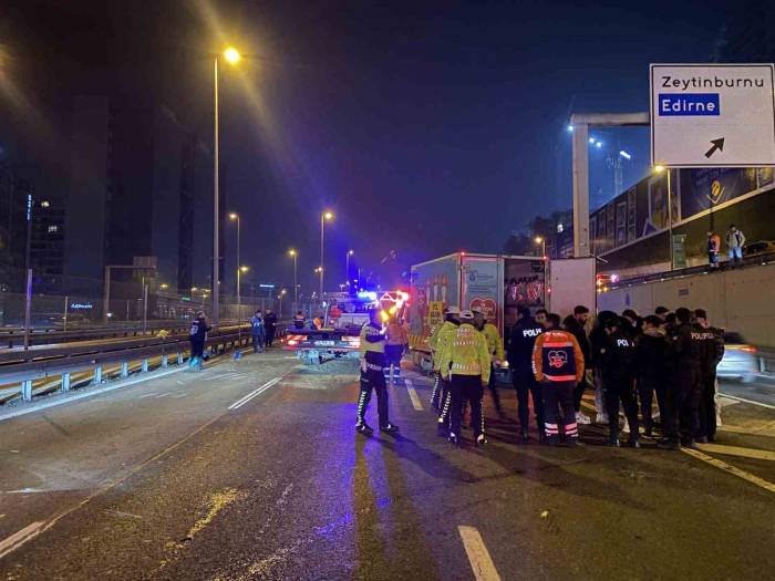 Zeytinburnu E-5 Karayolu’nda Lüks Otomobil Yol Bakım Aracına Çarptı: 5 Yaralı