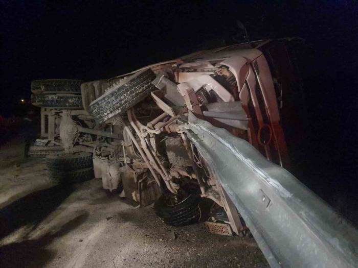 Freni Boşalan Tır Kazaya Neden Oldu: 2 Yaralı