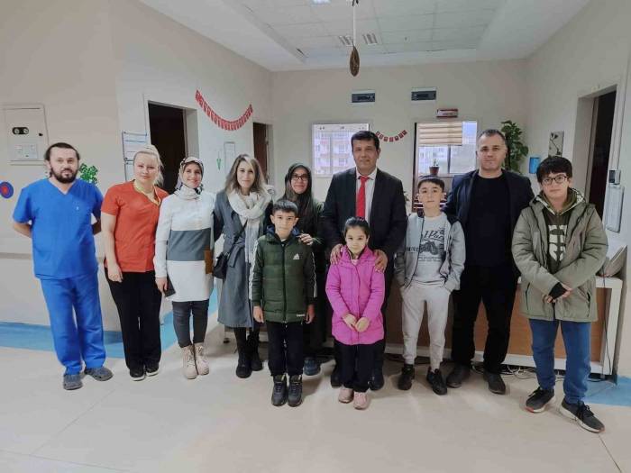 Öğrenciler Hastanenin Çocuk Servisine Kitap Hediye Etti