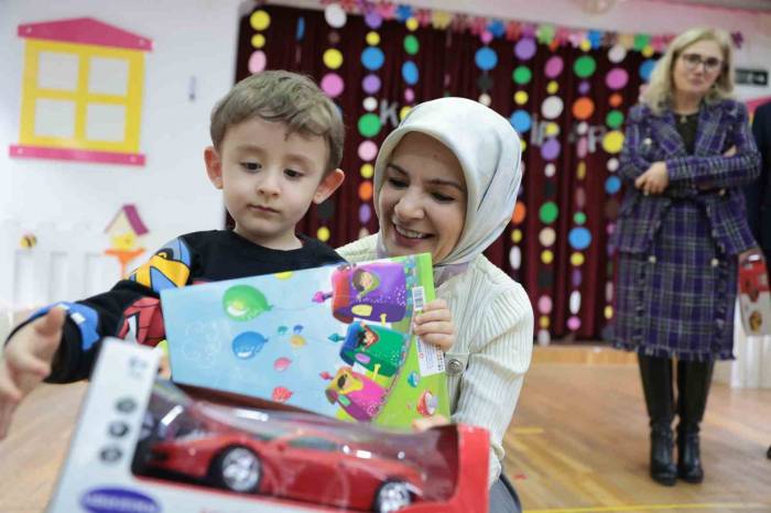 Bakan Göktaş Minik Öğrencilerin İlk Karne Heyecanlarına Ortak Oldu