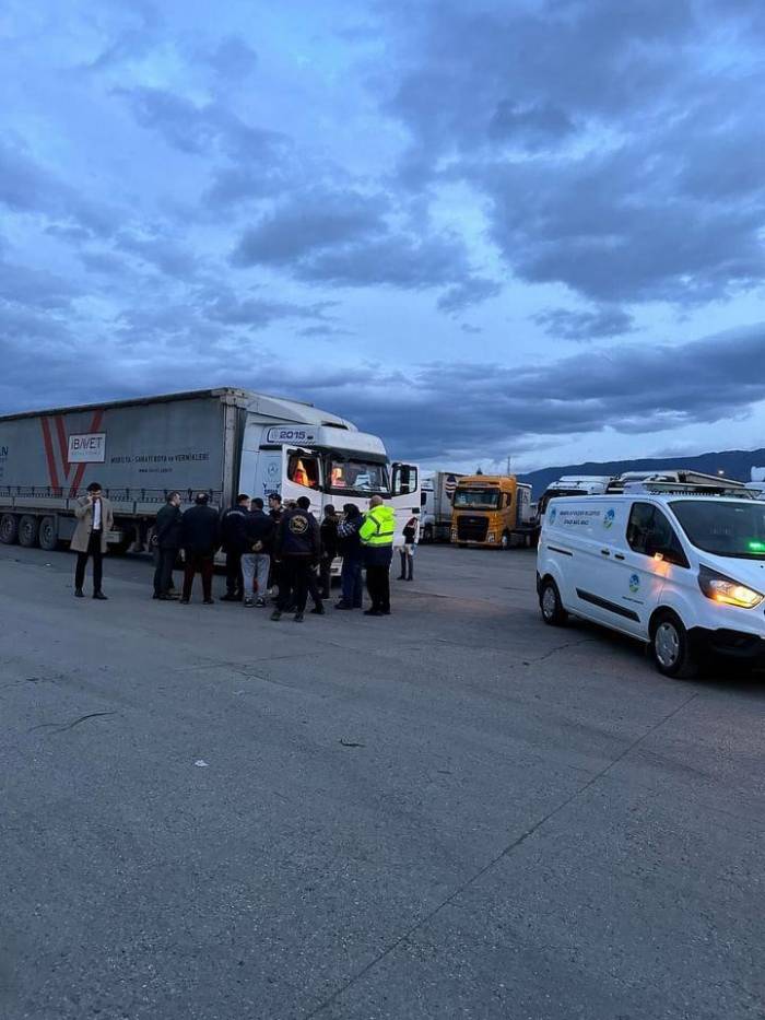 Dinlenme Tesisinde Park Halindeki Tırın İçinde Erkek Cesedi Bulundu