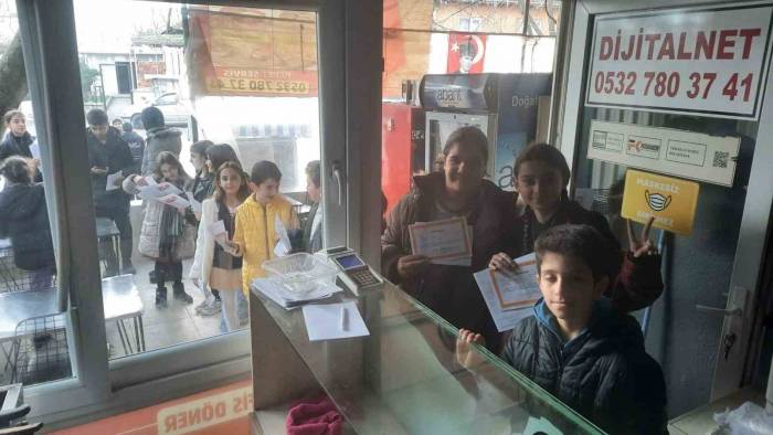 Takdir Belgesini Gösteren Karnını Doyurdu