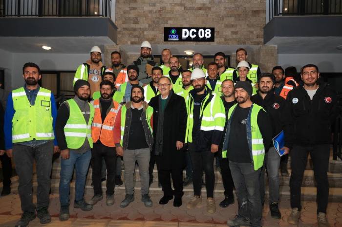 Bakan Özhaseki: “Depremden Etkilenen 11 Şehrimizde 930 Şantiyede, 110 Bin 450 Çalışma Arkadaşımızla 7 Gün 24 Saat Yağmur Çamur Demeden Tüm Gayretimizle Sahadayız”