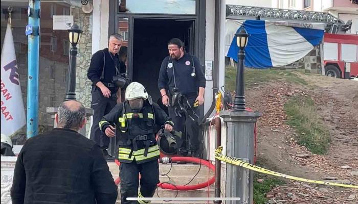 Apartmanda Çıkan Yangında 2 Kişi Mahsur Kaldı