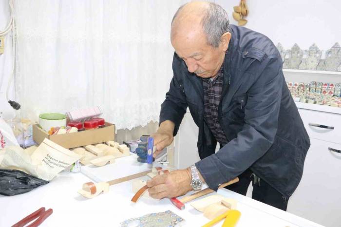 Atölyesinde Yaptığı Ahşap Ürünleri Satıp Köyünün İhtiyaçlarını Karşılıyor