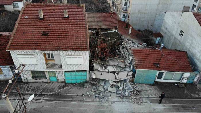 Yıkılan Boş Bina Paniğe Neden Oldu