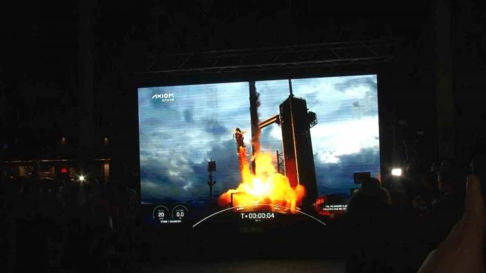 Türkiye’nin Uzay Yolculuğu Başladı: İstanbullular Taksim Meydanı’nda Canlı İzledi