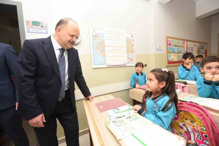 Vali Dallı Öğrencilerin Karne Sevincine Ortak Oldu