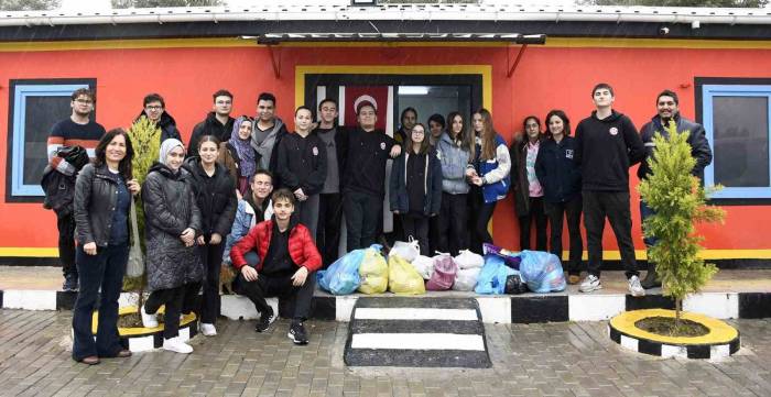 Kuşadası’nda Öğrenciler Can Dostları Besledi