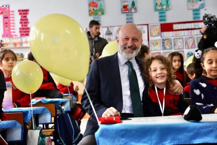 Başkan Çolakbayrakdar, Öğrencilerin Karne Heyecanını Paylaştı