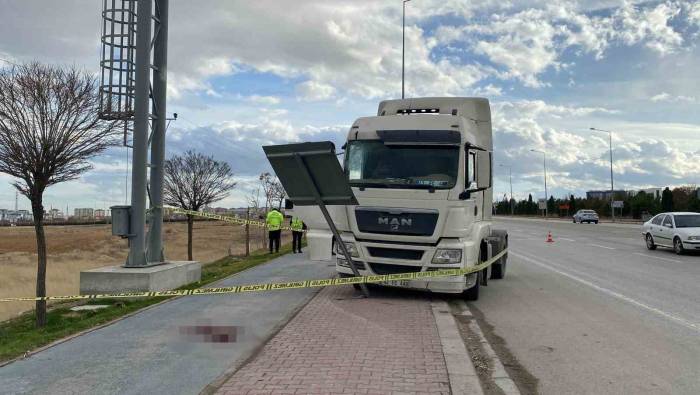 Tır Tabelaya, Tabela Da Yol Kenarındaki Şoföre Çarptı: Sürücü Ağır Yaralandı