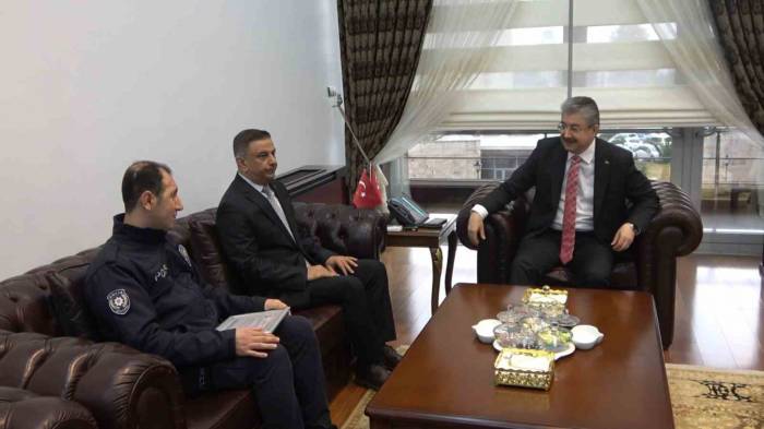 Osmaniye’de Engelli Vatandaşa Yardım Eden Polise Validen Ödül