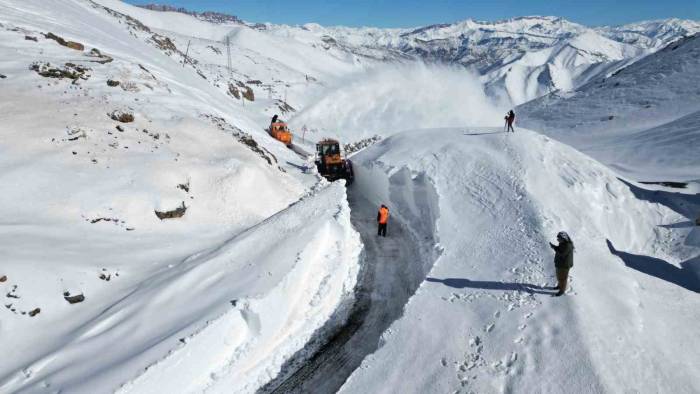 Şırnak’ta Kar Kalınlığı 2 Metreyi Geçti