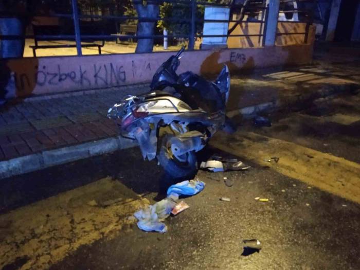 Park Halindeki Motosiklet Satırla Parçalandı