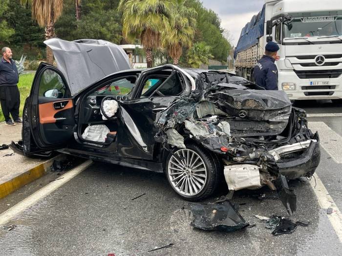 Yağışlı Havada Freni Tutmayan Tır, Kırmızı Işıkta Bekleyen Araçların Arasına Daldı: 4 Yaralı