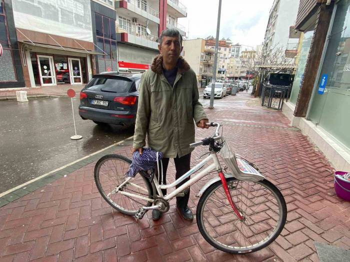 Gündüzleri Bisikletle Gazete Dağıtıyor, Akşamları Mitingle Seçime Hazırlanıyor