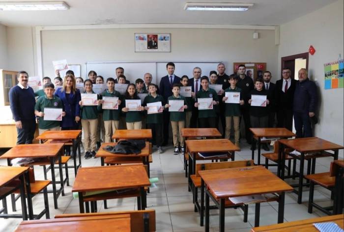 Arhavi’de Kahreden Ölüm: Karne Aldığı Gün Annesiyle Birlikte Kazada Hayatını Kaybetti