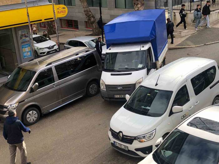 Bilecik’te Çift Sıra Parklar Sürücüleri Çileden Çıkarıyor