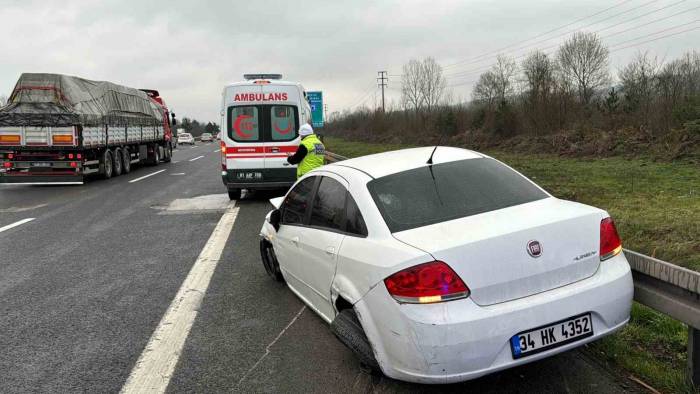 Lastiği Patlayan Otomobil Bariyerlere Çarptı