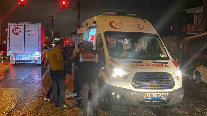 Servis Minibüsü İle Otomobil Çarpıştı: 2 Kişi Yaralandı