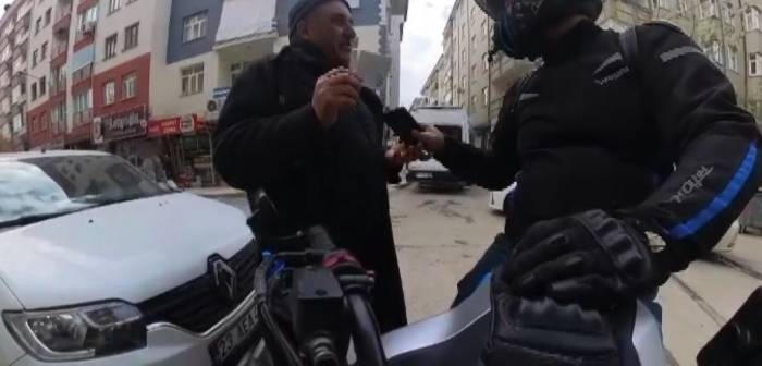 Elazığ’da İnsanlık Ölmemiş Dedirten Davranış: Yerde Bulduğu Telefonu Sahibine Ulaştırdı Para Teklifine ’insanlık Görevimiz’ Dedi