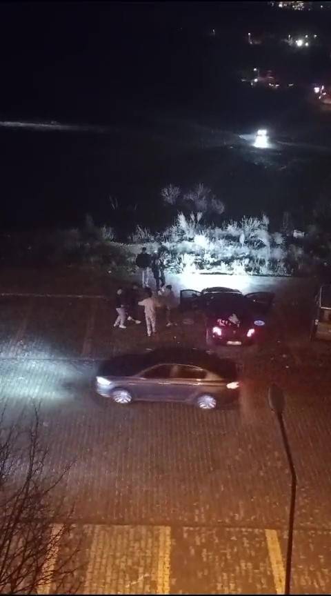 Arabayla Gelip Alkol Tüketen Magandalar Mahalle Halkını Rahatsız Ediyor