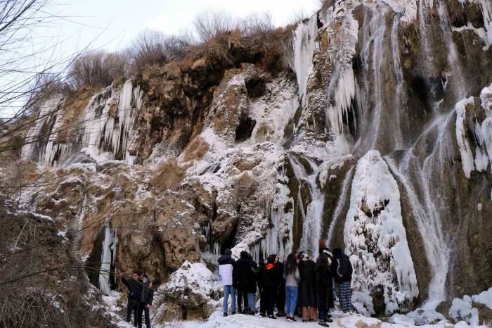 Girlevik Şelalesi Dondu, Görenler Hayran Kaldı