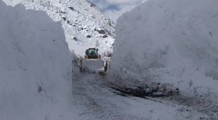 Yüksekova’da 5 Metreyi Geçen Kar Tünellerinde Çalışma