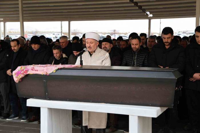 Isparta’da Evinde Ölü Bulunan Öğrenci, Sivas’ta Defnedildi