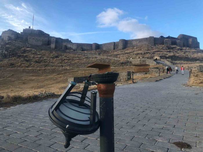 Kars Kalesi Yolunun Aydınlatma Lambalarını Kırdılar