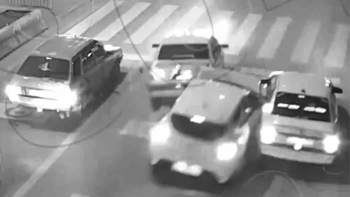 Hızını Alamayan Otomobil, Kırmızı Işıkta Bekleyen Araçların Arasına Daldı... O Anlar Kamerada