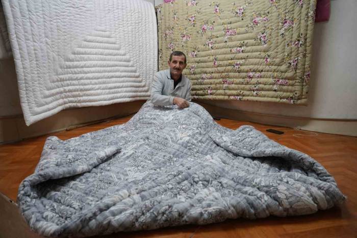 İğne İpliği 53 Yıldır Elinden Düşürmedi: Unutulmaya Yüz Tutummuş Yorgancılığın Son Temsilcilerinden