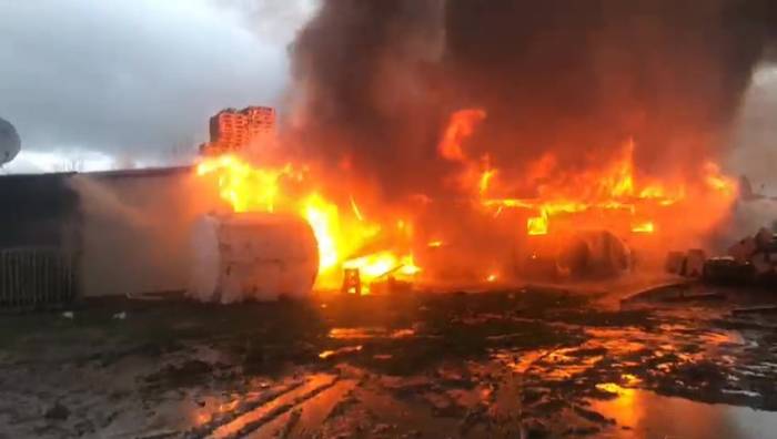 Kocaeli’de Depo Cayır Cayır Yandı, Alevler Gökyüzüne Yükseldi