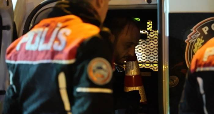 Kovalamacada Aracını Bırakıp Kaçmaya Çalışan Şüpheli Polise Yakalandı: “3 Kere Tabanca Yakalattım”