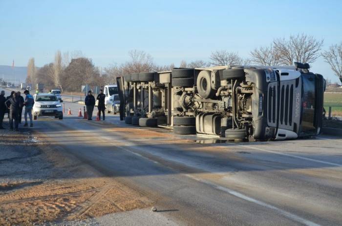 Süt Ürünleri Yüklü Tır Devrildi: 1 Yaralı