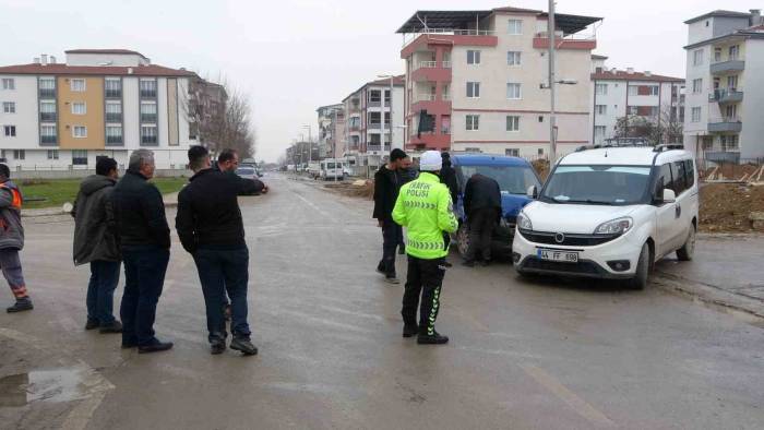 Hafif Ticari Araçlar Çarpıştı: 2 Yaralı