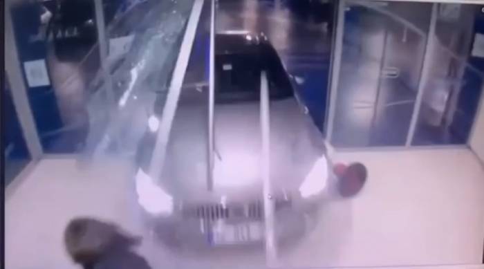 Şişli’de Kanyon Avm’de Dehşet Anları Kamerada: Otomobille Yürüyen Merdivene Daldı, 8 Yaşındaki Çocuk Ağır Yaralandı