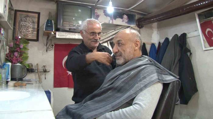 34 Yıldır Kerpiç Dükkânda Berberlik Yapıyor