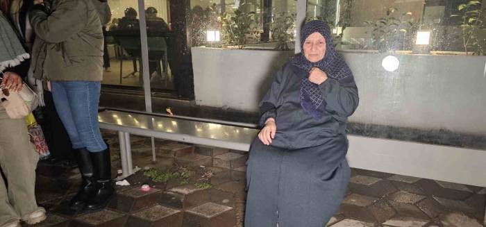 Çantasını Durakta Unuttu, Çalındığını Düşünen Gözü Yaşlı Kadın Gerçeği Güvenlik Kamerasını İzleyince Öğrendi