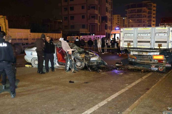 Otomobil Park Halindeki Dorseye Çarpıp Hurdaya Döndü: 2 Ölü