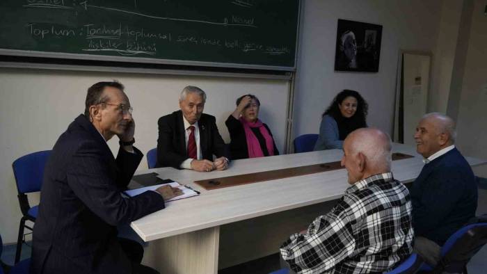 Yaşlı Öğrenciler Mezun Olmak İstemeyince, Çözüm Yüksek Lisansta Bulundu