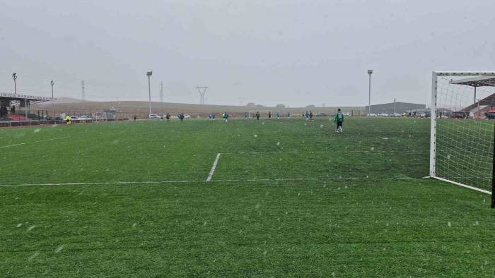 Kafa Topuna Çıkan Amatör Futbolcu Boynunun Üzerine Düşerek Yaralandı