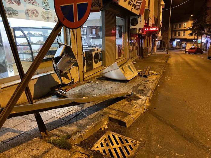 Alkollü Sürücü Pastanenin Duvarına Çarparak Durabildi