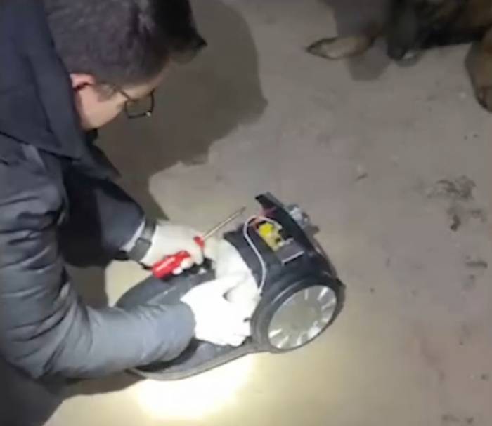 Tost Makinesini Ve Süpürgeyi Açan Polis Şok Oldu