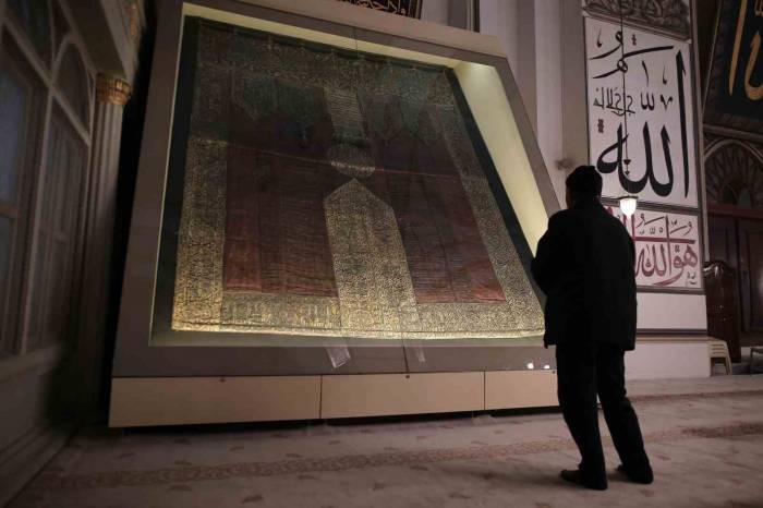 Ulu Cami’deki Kabe Örtüsünün Püskülleri Koruma Altında