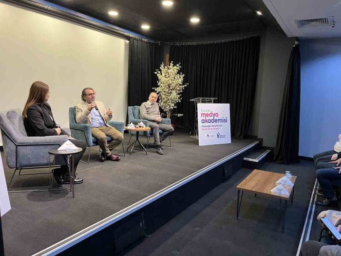 Esenler’de “Türkiye Yüzyılında Gazetecilik” Paneli Düzenlendi