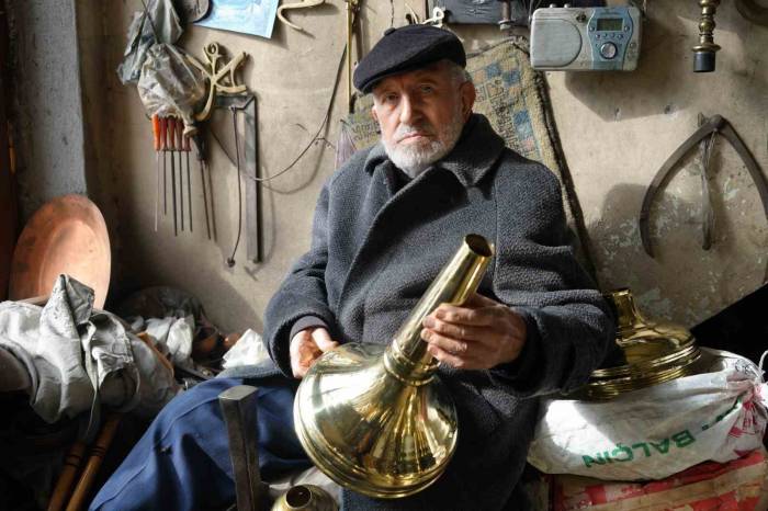 77 Yıldır Türkiye’nin Minberi Ve Minarelerini Süslüyor