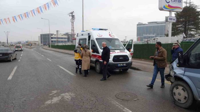 Minibüs İle Otomobil Çarpıştı 1 Yaralandı