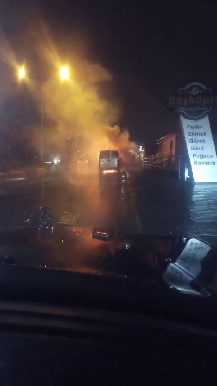 Hafif Ticari Araç Alev Alev Yandı
